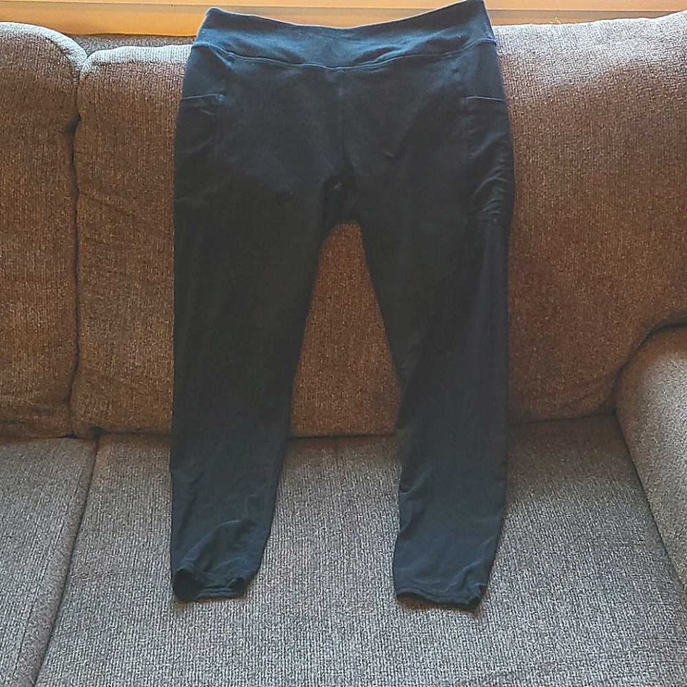 Mid-Rise Mesh Powerhold Capri